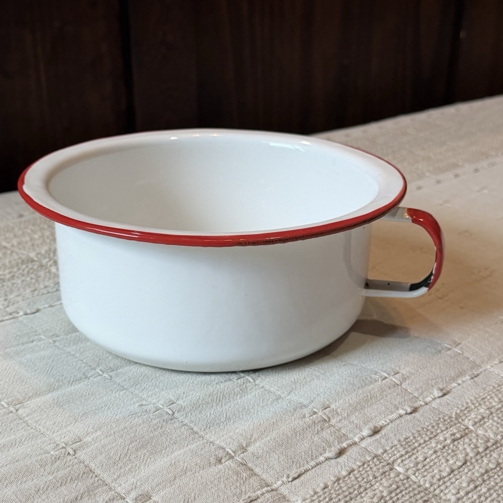VTG. ENAMELWARE CHILDRENS CHAMBER POT WHITE W/ RED TRIM & HANDLE Cpix